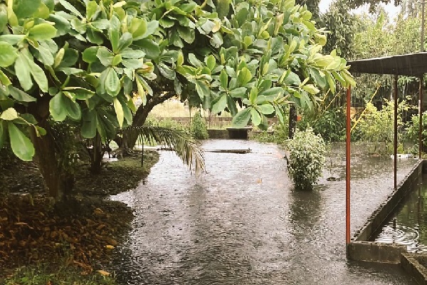 Las inundaciones causaron daños en el centro de salud y un colegio. Foto. Sinaproc