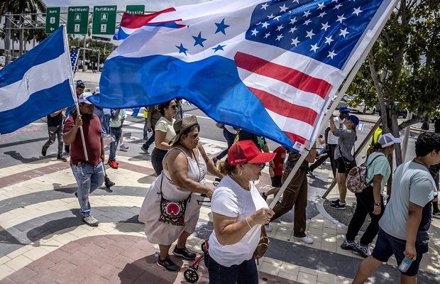 Activistas de inmigración asisten a una marcha contra la ley SB 1718 en el centro de Miami, Florida. Foto: EFE