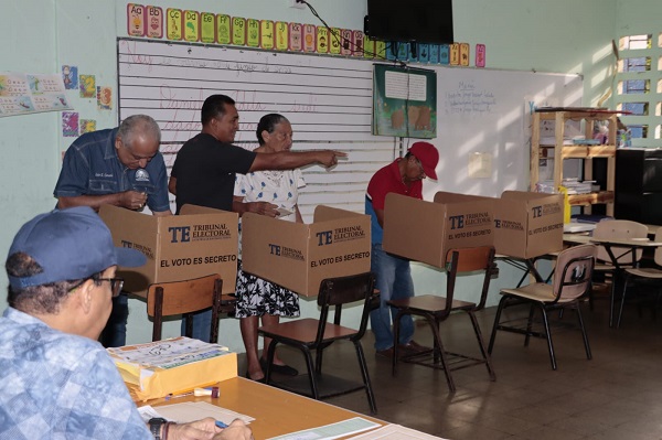 Luis Eduardo Camacho, secretario general de RM, al momento de votar en las primarias, en las que es precandidato a diputado. Foto: Víctor Arosemena