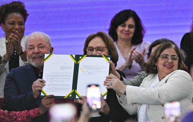 El presidente de Brasil, Luiz Inácio Lula da Silva, posa junto a la ministra de las Mujeres, Cida Gonçalves (d). Foto: EFE