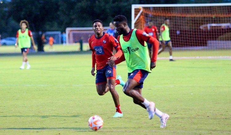 César Blackman  (izq.) y Freddy Góndola en los entrenamientos de la selección de Panamá. Foto: Fepafut