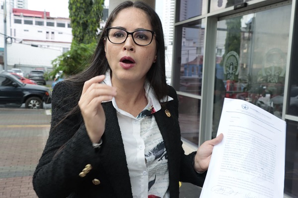 Zulay va primera en la recolección de firmas, pero, a su vez, es la precandidata a la que más firmas le han rechazado. Foto: Víctor Arosemena