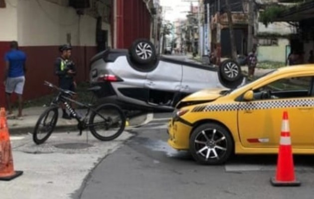 vehículo sedán quedó con las llantas hacia arriba. Foto: Diomedes Sánchez 