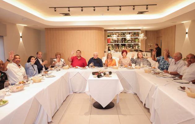 Los diputados se reunieron con el candidato presidencial Ricardo Martinelli. Foto: Cortesía 