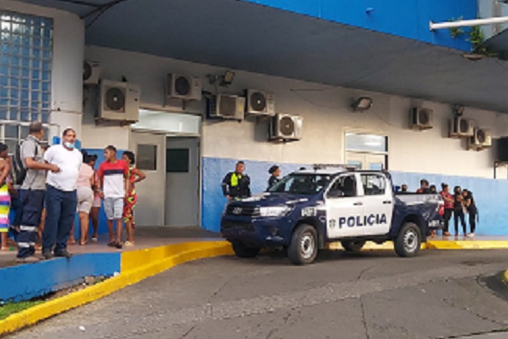 En el Hospital Dr. Manuel Amador Guerrero fue declarada la muerte del joven. Foto: Diomedes Sánchez 