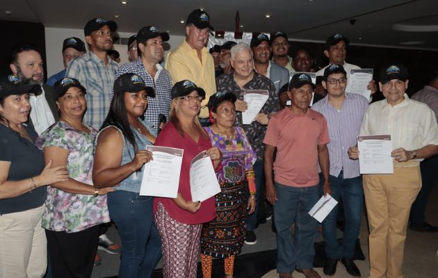 El candidato presidencial Ricardo Martinelli, junto a los nuevos miembros del partido. Foto: Víctor Arosemena