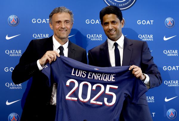 Luis Enrique (izq.) es presentado junto a  Nasser Al-Khelaïf como nuevo técnico del PSG. Foto:EFE 