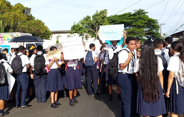 Los estudiantes del Colegio Moisés Castillo Ocaña protestaron pacíficamente. Foto: Eric Montenegro