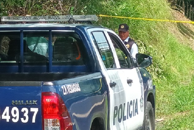 Criminalística y la Policía Nacional se desplazaron al lugar donde se ubicó el cadáver. Foto: Melquiades Vásquez 