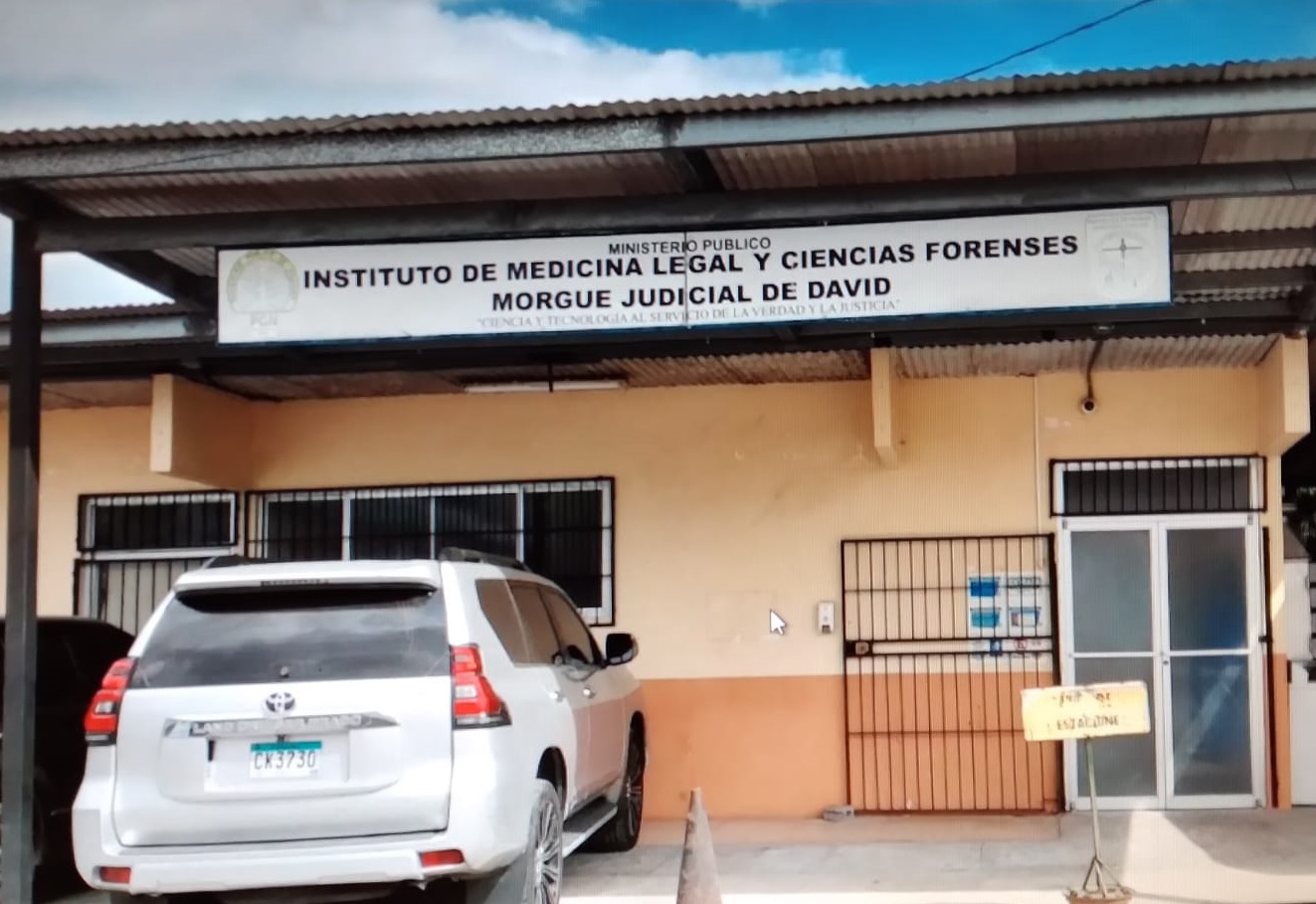 Los cuerpos fueron trasladados desde Changuinola hasta la morgue judicial en David. Foto: José Vásquez