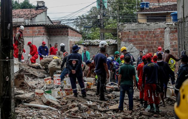 Se derrumba edificio residencial en la ciudad brasileña de Paulista (noreste). Foto: EFE