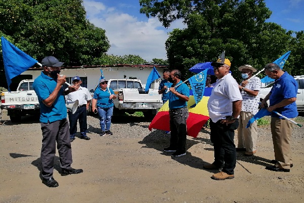 A finales de junio un grupo de educadores y otros sectores de la región de Azuero realizaron una protesta frente Mi Ambiente, contra la minería. Foto. Archivo