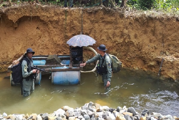 En el área a orillas de este río de este municipio colonense, se encontraron seis motobombas, dos motosierras, y un arma de fuego, tipo escopeta. Foto, Cortesía Policía Nacional