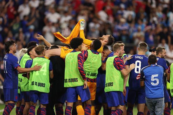 El portero Matt Turner de Estados Unidos es cargado por sus compañeros de equipo. Foto: EFE