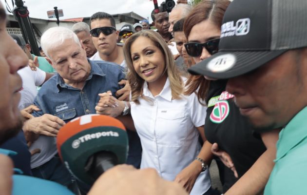La diputada Yanibel Ábrego llegó acompañada por el expresidente Ricardo Martinelli. Foto: Víctor Arosemena