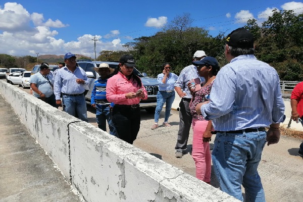 El 17 de marzo de este año la viceministra del MOP, Librada De Frías se reunió con moradores en Penonome , para dar respuesta a varios proyectos. Foto. MOP