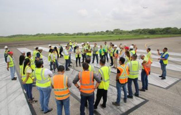 Recorrido de los representantes a las pistas del Aeropuerto de Tocumen. Foto Cortesía