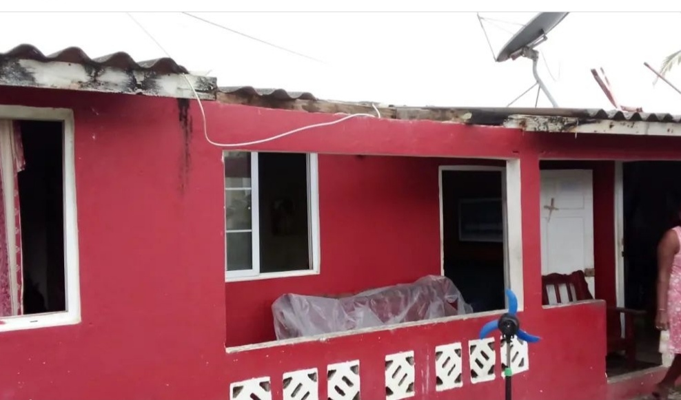Dos viviendas perdieron el techo debido al fuerte viento que azotó el área. Foto. Diomedes Sánchez