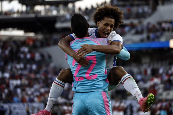 El portero Orlando Mosquera y 'Coco' Carrasquilla festejan la clasificación de Panamá a la final de la Copa Oro. Foto: EFE