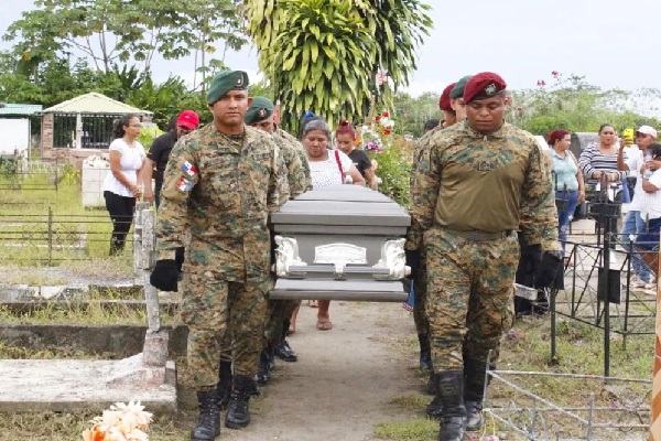 El sepelio se llevó a cabo en la comunidad de La Esperanza, donde los compañeros realizaron una calle de honor y acompañaron a los familiares hasta el cementerio de la comunidad, donde se le dio cristiana sepultura. Foto. José Vásquez