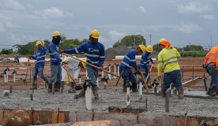 Trabajadores en la construcción del estadio. Foto: Pandeportes