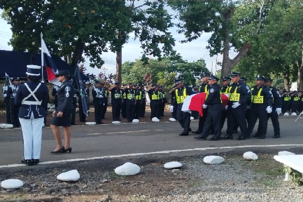 Se efectuó una misa por el alma de la unidad caída en el ejercicio de sus funciones por el capellán de la Policía Nacional en Chiriquí, padre Heriberto Ríos. Foto. José Vásquez