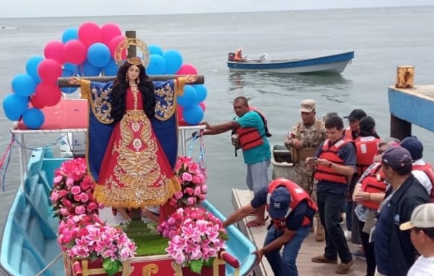 Las celebraciones para La Moñona, iniciaron esta semana con el recorrido desde el puerto de Mensabé.  Foto: Thays Domínguez