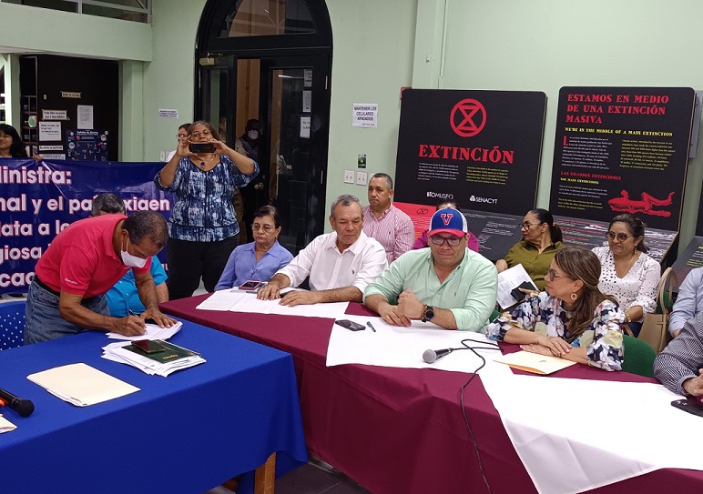 Se firmaron acuerdos con la ministra de Educación, Maruja Gorday de Villalobos. Foto: Melquiades Vásquez