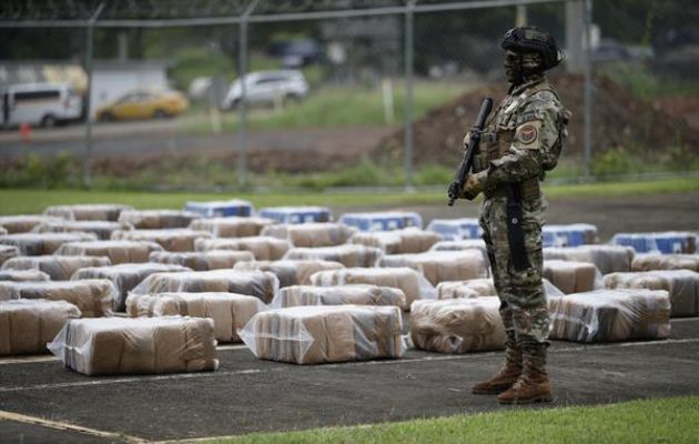 Agentes del Servicio Nacional Aeronaval (Senan) muestran paquetes de droga decomisados. Foto: EFE
