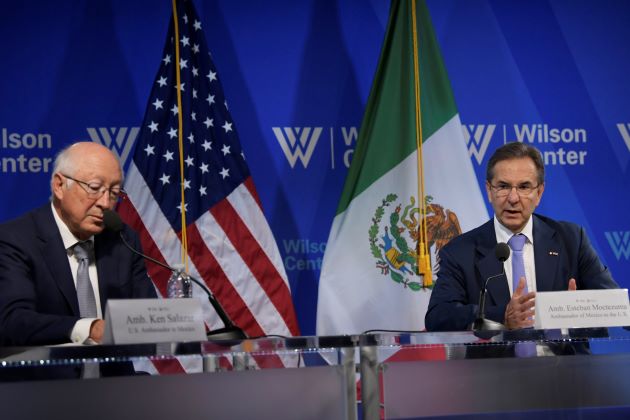 El embajador de México en Estados Unidos, Esteban Moctezuma junto al embajador estadounidense en México, Ken Salazar.