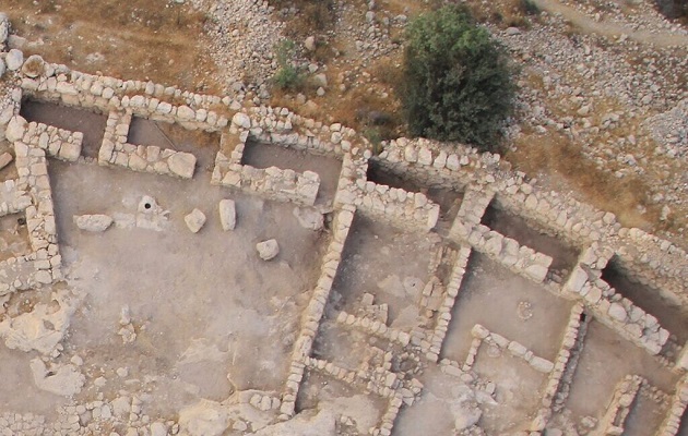 Vista aérea de las ventanas de la muralla de la ciudad de Khirbet Qeiyafa. Foto: Yosef Garfinkel