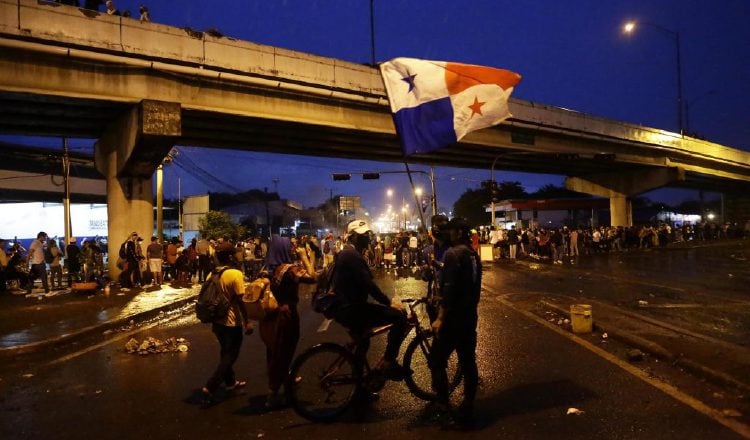 El puente de Santiago se convirtió en un ícono en medio de las manifestaciones registradas en julio de 2022. Foto: EFE