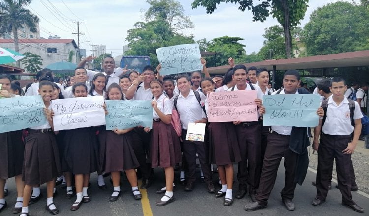 No solo los estudiantes del colegio José Dolores Moscote, en la capital, salieron  las calles, también lo hicieron alumnos en el Oeste. Foto: Tomada de Internet