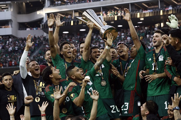 México levanta la Copa Oro en Los Ángeles. Foto: EFE
