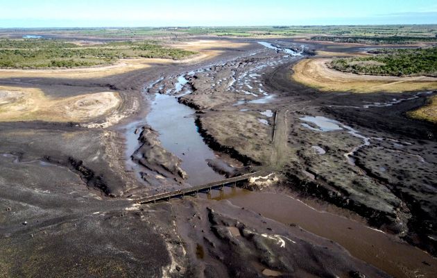 Vistas del embalse Paso Severino afectado por la sequía, el 8 de julio de 2023, en Canelones (Uruguay). Foto: EFE