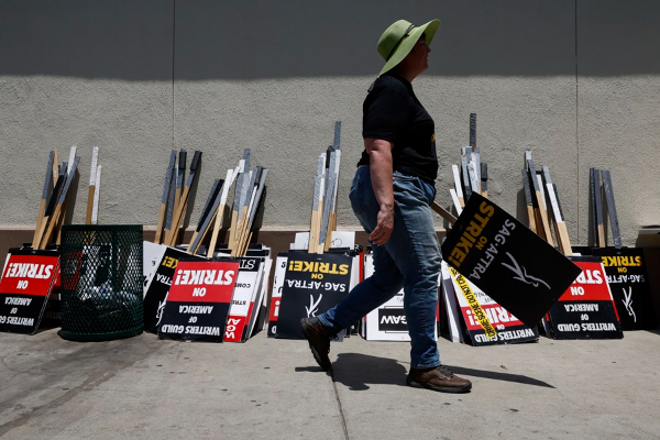 Los piqueteros se reúnen frente a los estudios de Paramount Pictures en Los Ángeles. Foto: EFE / EPA / Caroline Brehman