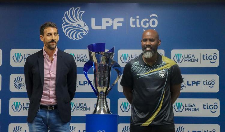 David Dóniga técnico del Sporting y Felipe Baloy es el dueño del banquillo del Tauro. Foto: LPF