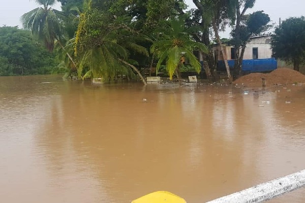 Unas 15 residencias resultaron afectadas por el ingreso de agua. Foto. Diomedes Sánchez