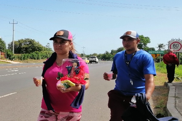 Una gran cantidad de familias, empresas e instituciones se apostaron en la vía para brindar refrescos y alimentos a los cientos de peregrinos. Foto. Thays Domínguez 