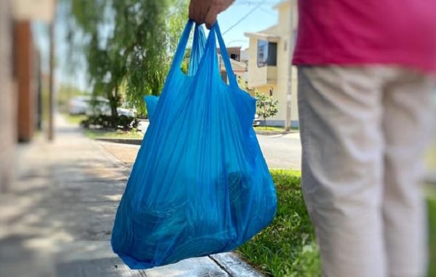 La ley  promueve el uso de bolsas reutilizables y prohíbe el uso de bolsas plásticas con polietileno.