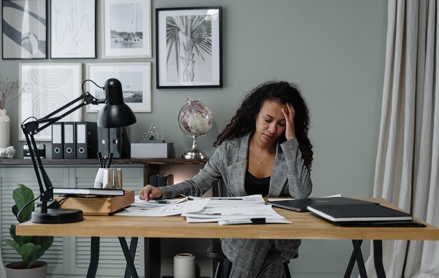 Una persona con estrés laboral  no puede dar su 100%. Foto: Pexels