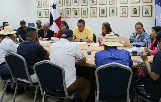 Docentes y representantes de los planteles educativos se reunieron con Meduca. Foto: Cortesía