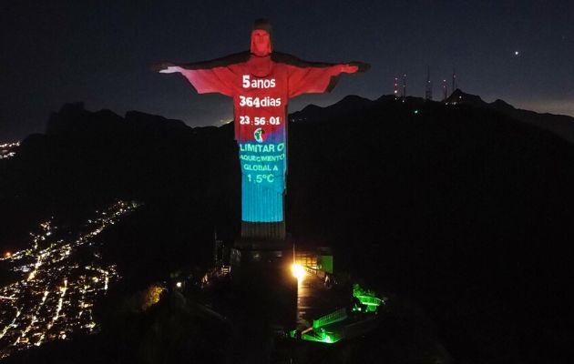 El Cristo Redentor proyecta el Reloj Climático. Foto: EFE