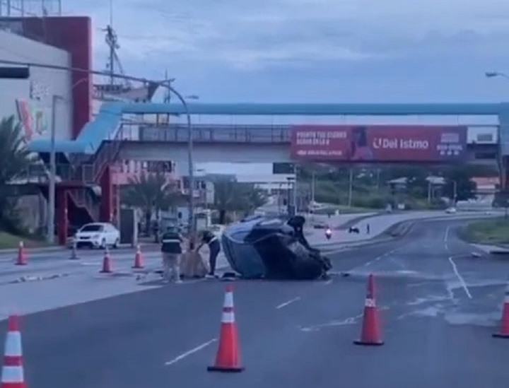El vehículo colisionó contra la base de concreto de un semáforo y luego se volcó. Foto: Eric A. Montenegro