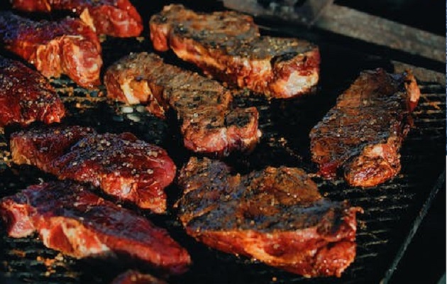 Expertos recuerdan que la carne de res deja una enorme huella de carbono. Foto: Pexels