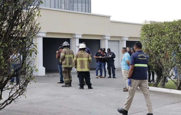 Personal de emergencia se trasladó al lugar de los hechos. Foto: Alexander Santamaría