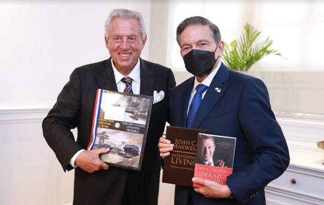 Laurentino Cortizo junto a John Maxwell. Foto: Cortesía Presidencia