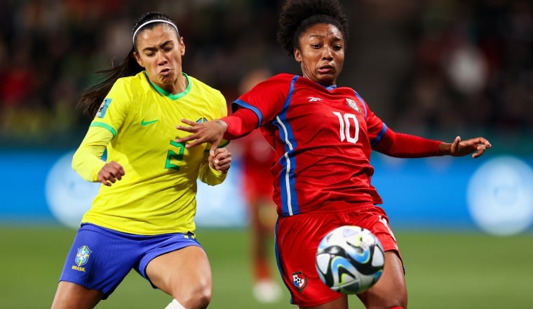 Marta Cox (10) de Panamá  disputa el balón contra una jugadora brasileña. Foto: EFE