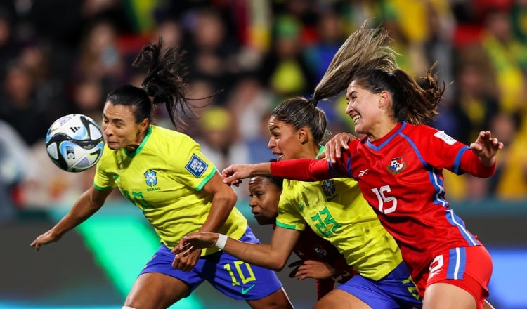 Marta (10)  y Gabi Nunes ambas de Brasil disputan un balón contra Rosario Vargas de Panamá (15). Foto: EFE