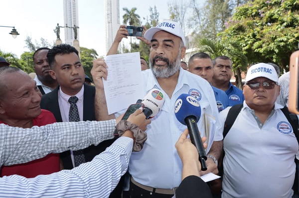 Boris Quezada, secretario general de Sicotrac, muestra la denuncia que interpusieran al MP. Foto: Víctor Arosemena